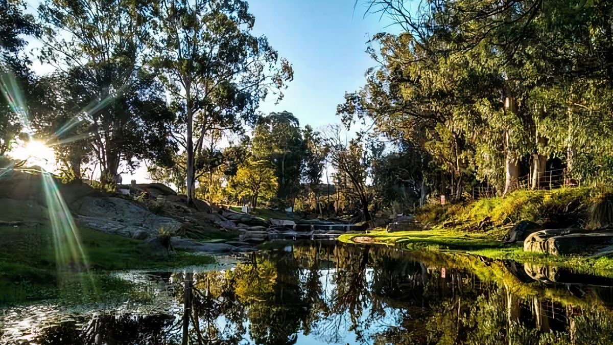 Si tenés ganas de pasar un verano refrescante, visitá este precioso pueblito de Córdoba para nadar en el río y disfrutar de su precioso entorno natural.