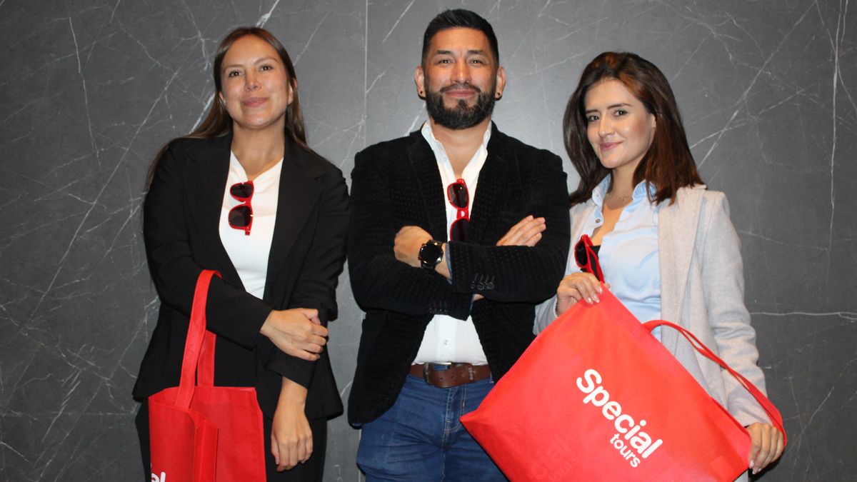 Álvaro Mora, ejecutivo comercial para Colombia de Special Tours, junto a su equipo.