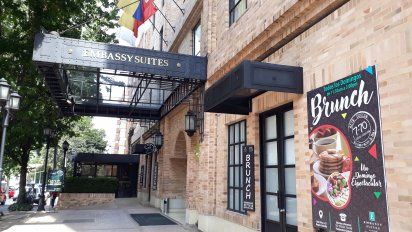 Fachada del Embassy Suites by Hilton Bogotá.