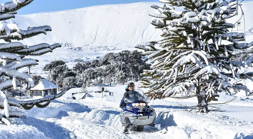 Además de hacer esquí y snowboard, en Caviahue podés andar en moto de nieve, entre otras actividades. Descubrilas en la nota. Además de hacer esquí y snowboard, en Caviahue podés andar en moto de nieve, entre otras actividades. Descubrilas en la nota.