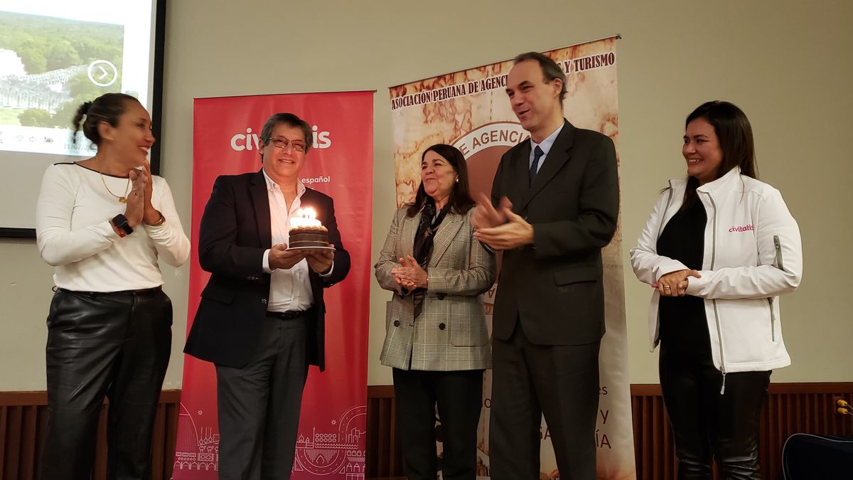 Equipo de Apavit y Civitatis junto a los agentes de viajes saludaron al presidente de Apavit, Ricardo Acosta.