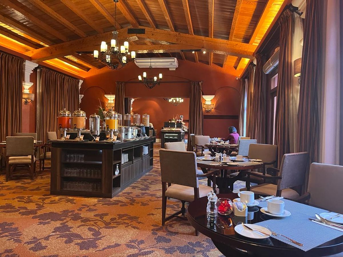 El elegante espacio de desayunador se transforma en el restaurante Paprika por las noches.