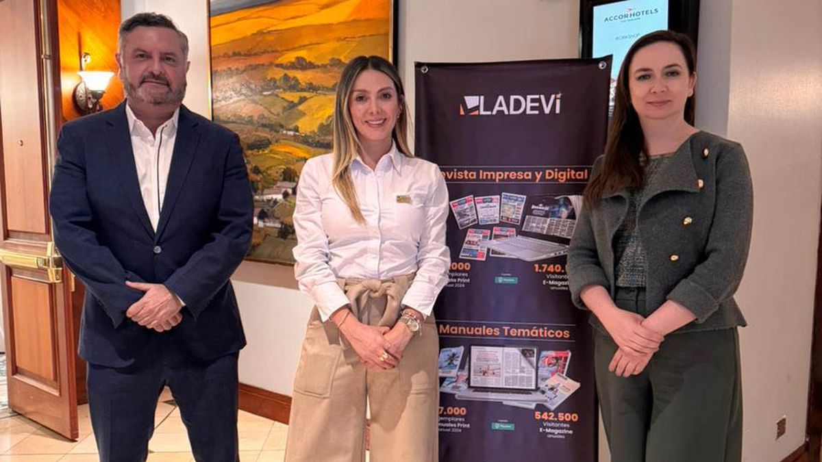 Jéssica Sánchez, coordinadora comercial de Ladevi Ecuador (centro), junto a Fidel Murgueytio, gerente general de Maxitravel, y Fanny Thivierge, especialista de Turismo de PromPerú Ecuador. 