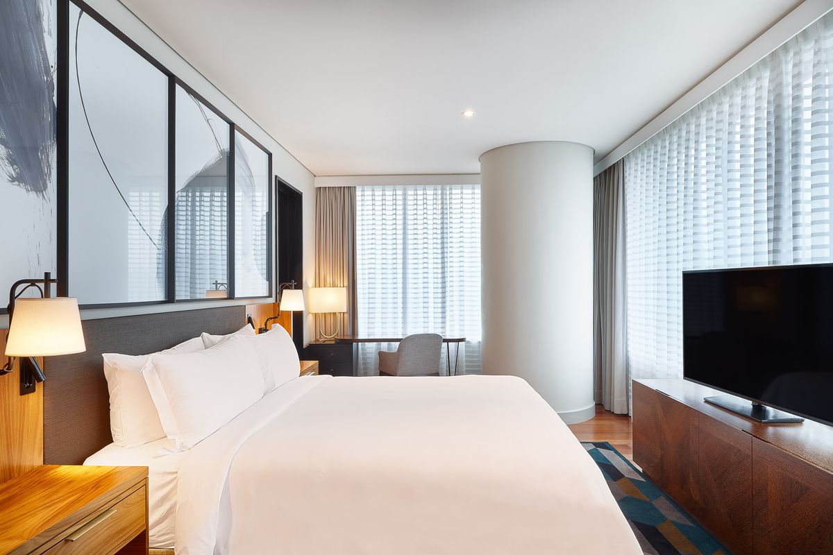 El JW Marriott Hotel São Paulo exhibe cuartos de diseño contemporáneo, gran luminosidad y completo equipamiento.
