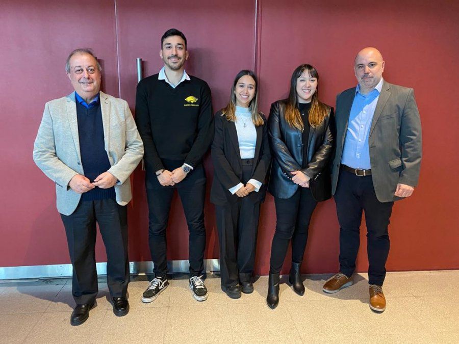Daniel Itzkovici, Pablo Guerri, Ailén Fernández, Victoria Corrado y Martín Hasrun, los responsables del Buenos Aires Bus.