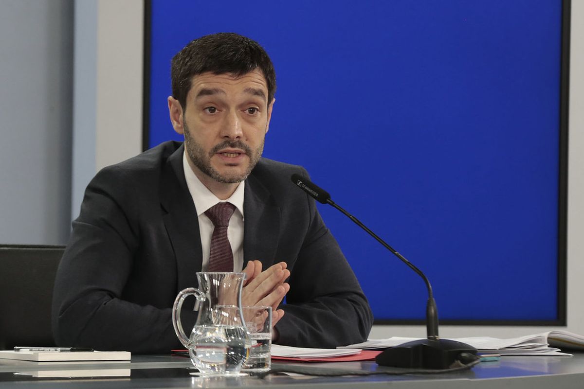 Pablo Bustinduy, ministro de derechos sociales del Gobierno de España, reprocha a la UE su reunión con Ryanair.