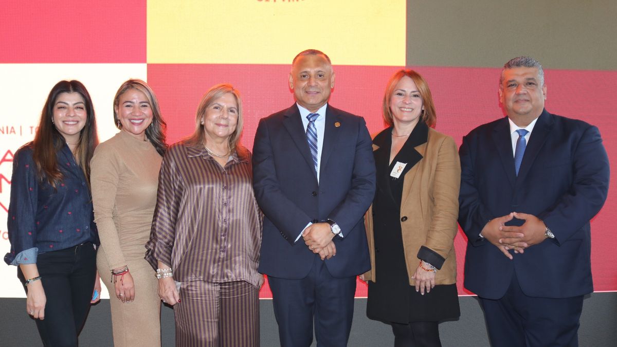 Viviana Zamudio, directora de Promoción y Mercadeo de Fontur; Erika Falla, directora de Tornus Agencies; Diana Patricia López, directora ejecutiva de Fenalco Seccional Quindío; James Padilla García, alcalde de Armenia; Thelma Gómez, directora de Relaciones Externas, Turismo, Asuntos Logísticos y Protocolarios de Fenalco; y Diego Fernando Tobón Gil, secretario de Desarrollo Económico de la Alcaldía de Armenia.