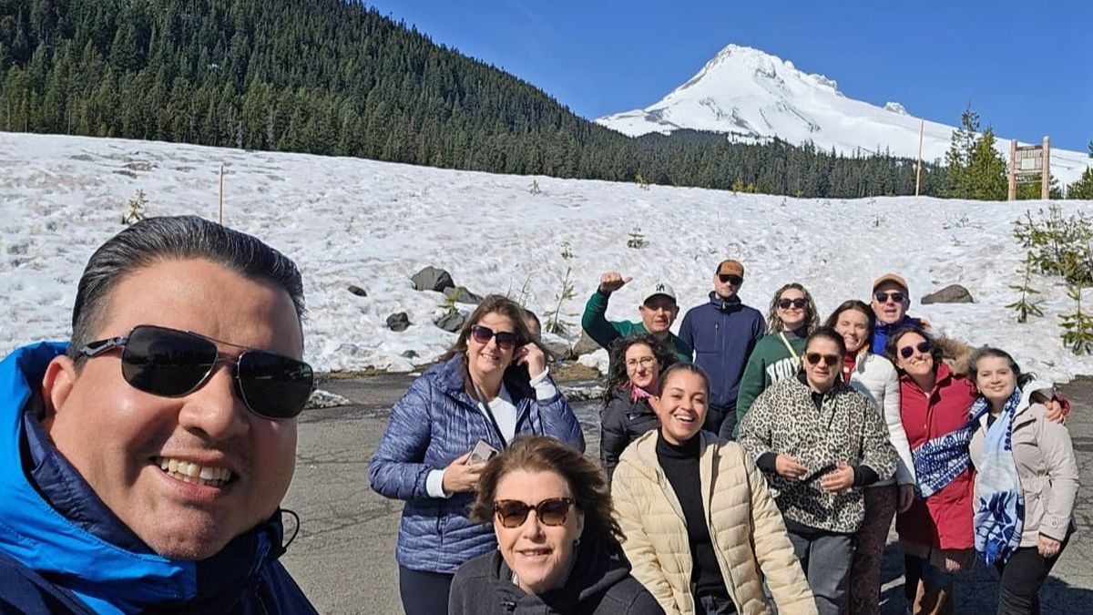 El grupo de agentes disfrutó de paisajes impresionantes. El grupo de agentes disfrutó de paisajes impresionantes.
