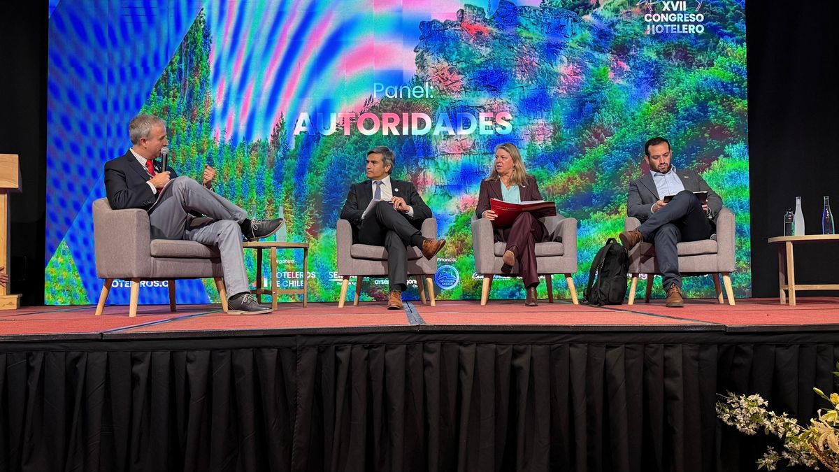 La subsecretaria de Turismo, María Paz Lagos, fue consultada por el presupuesto 2027 y la promoción turística en un panel del que también participaron Álvaro Castila, de Turismo Caja Los Andes; Marcelo Santana, gobernador de Aysén: y Carlos Gatica, alcalde de Coyhaique.