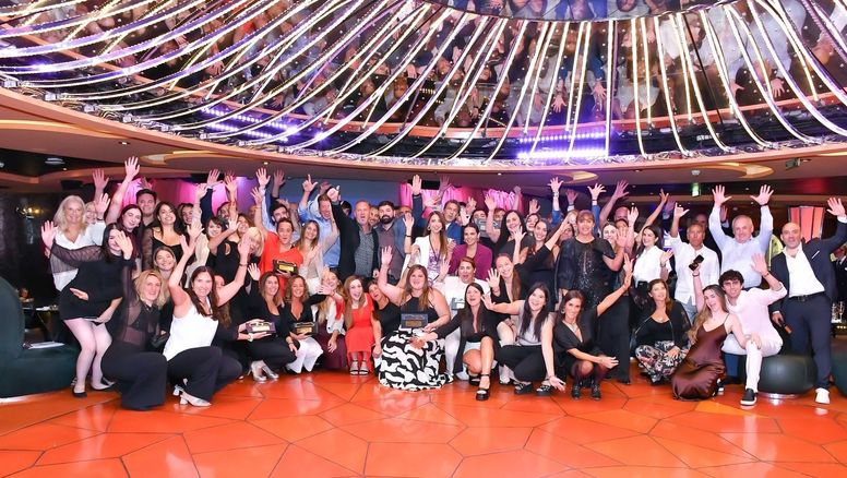 Los agentes de viajes premiados por MSC Cruceros junto a ejecutivos de la compañía.
