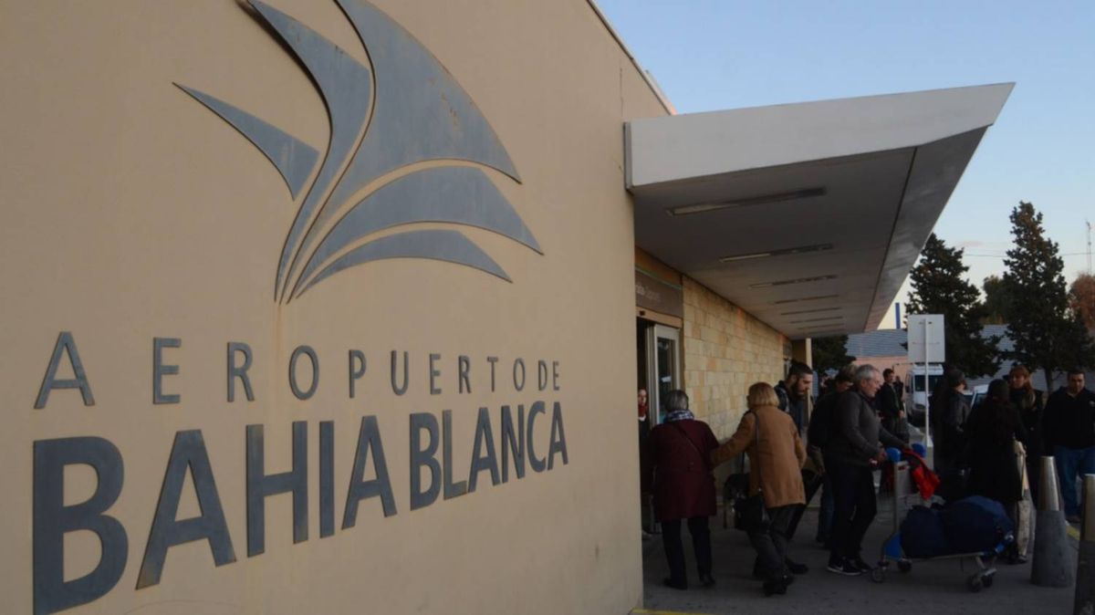 El Aeropuerto de Bahía Blanca cuenta con tres vuelos diarias hacia Buenos Aires, operadas por Aerolíneas Argentinas.