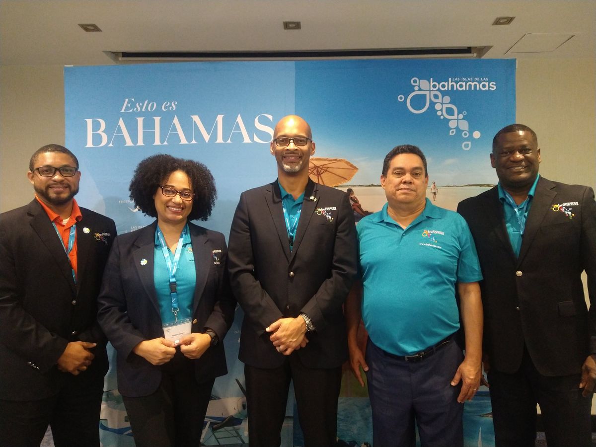 Adrian Kemp, Raquel Carey, Giovanni Grant, Víctor Manjarrés y Steven Johnson del Ministerio de Turismo de Las Islas de Las Bahamas.