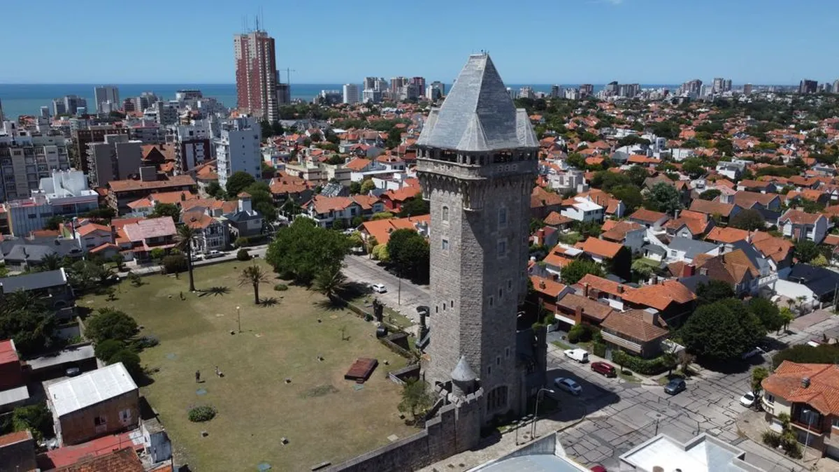 Verano en Mar del Plata: el mirador de la Torre Tanque es gratuito y ofrece una visita guiada ideal para llevar a los niños. 