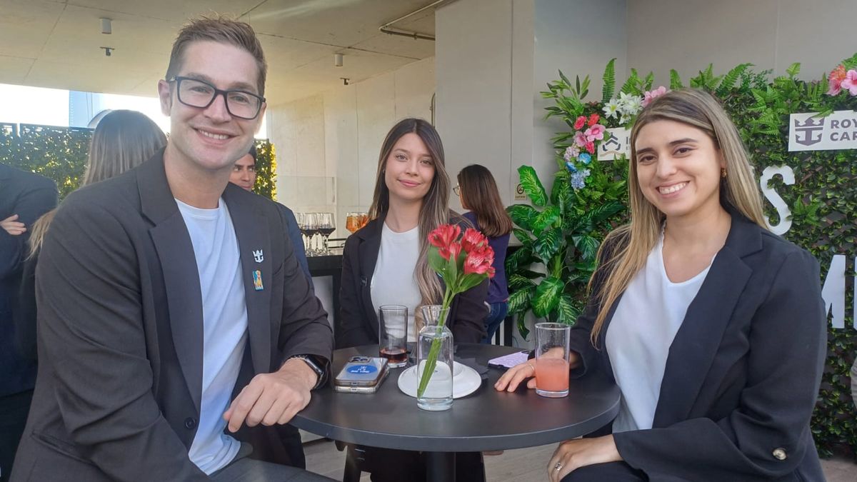 Lucas Bueno, Senior Sales Manager para la región andina y Cono Sur de Royal Caribbean Internacional, junto a representantes de Interexpress. 