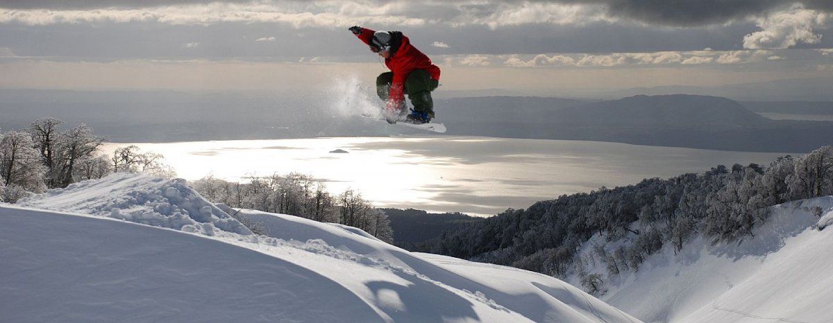 Pucón destaca por su emplazamiento, sus opciones para los amantes del snowboard por sus cañadones naturales y half pipes