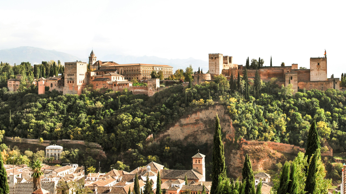 Enamórate de Granada desde lo alto, con vistas a la Sierra Nevada de fondo en sus miradores.