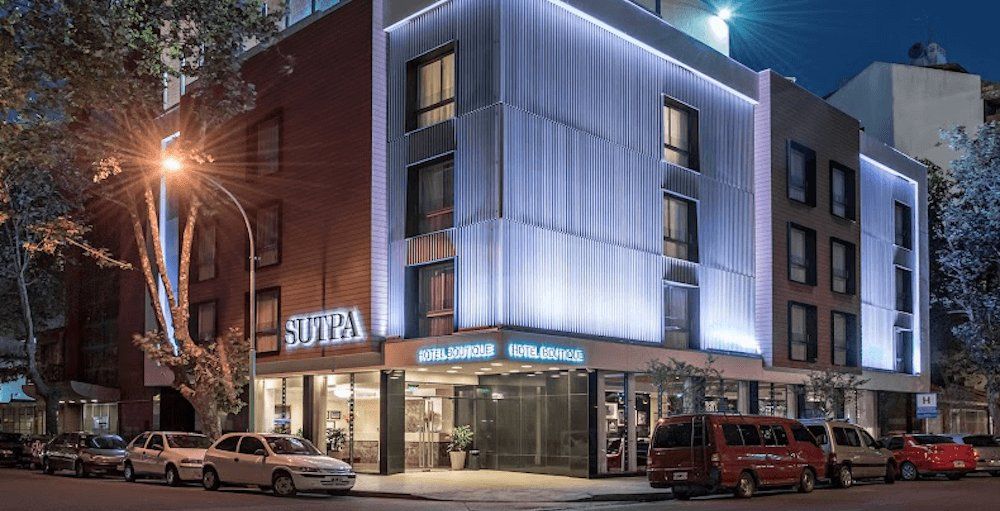 Hotel Boutique Sutpa, que abriósus puertas en 2017, fue reabierto días atrás luego de un proceso de inversiónque incluyó refacción, habitaciones reequipadas, instalación de la piletaclimatizada y otras innovaciones.