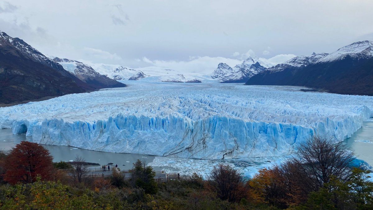 El Glaciar Perito Moreno es, sin dudas, la estrella del destino, y uno de los imperdibles de toda la Argentina. Desde El Calafate al Glaciar Perito Moreno media una distancia de 80 km. pavimentados.