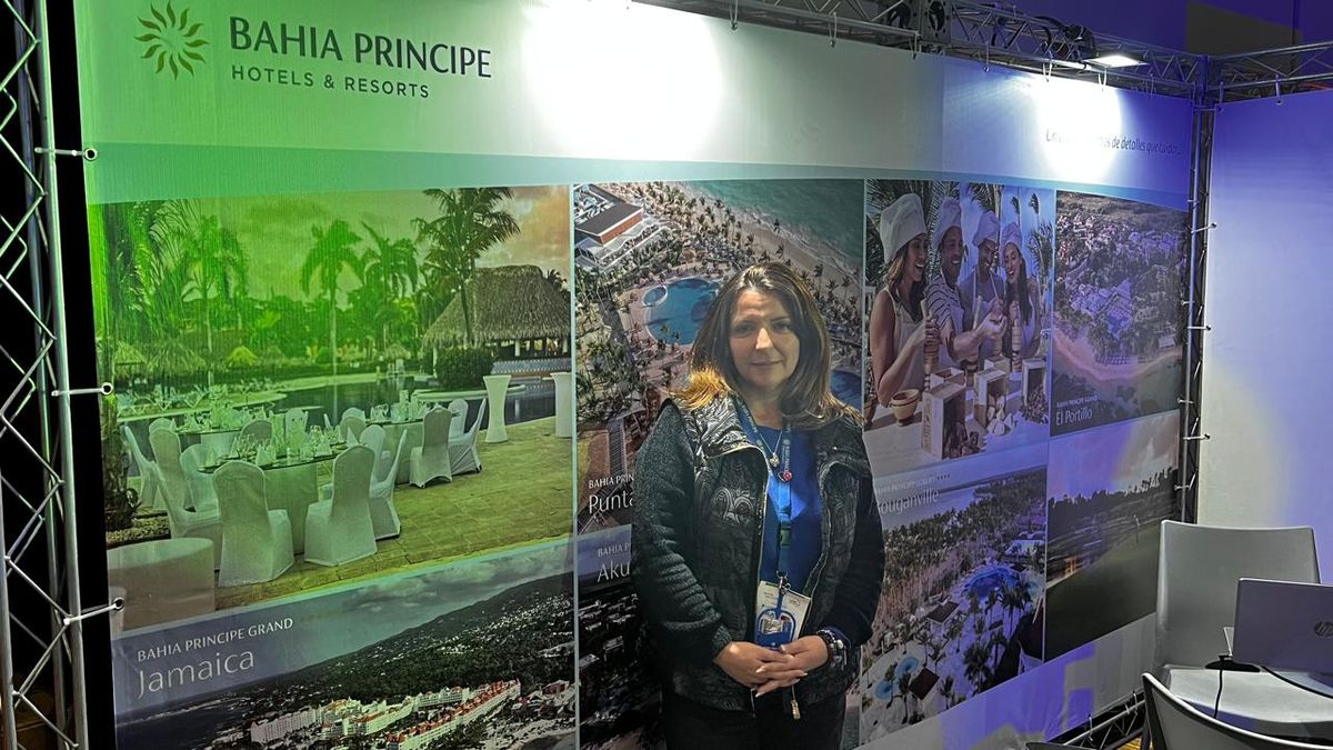 Michele Etchevers en el stand Bahía Príncipe.