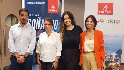 Sebastián Martínez, ejecutivo de ventas de Emirates; junto a Cynthia Cormick, gerente comercial de la aerolínea; Priscilla Cremer, del área de Marketing en Aviación de RIOgaleão; y Cecilia Osorio, de Visit Rio.