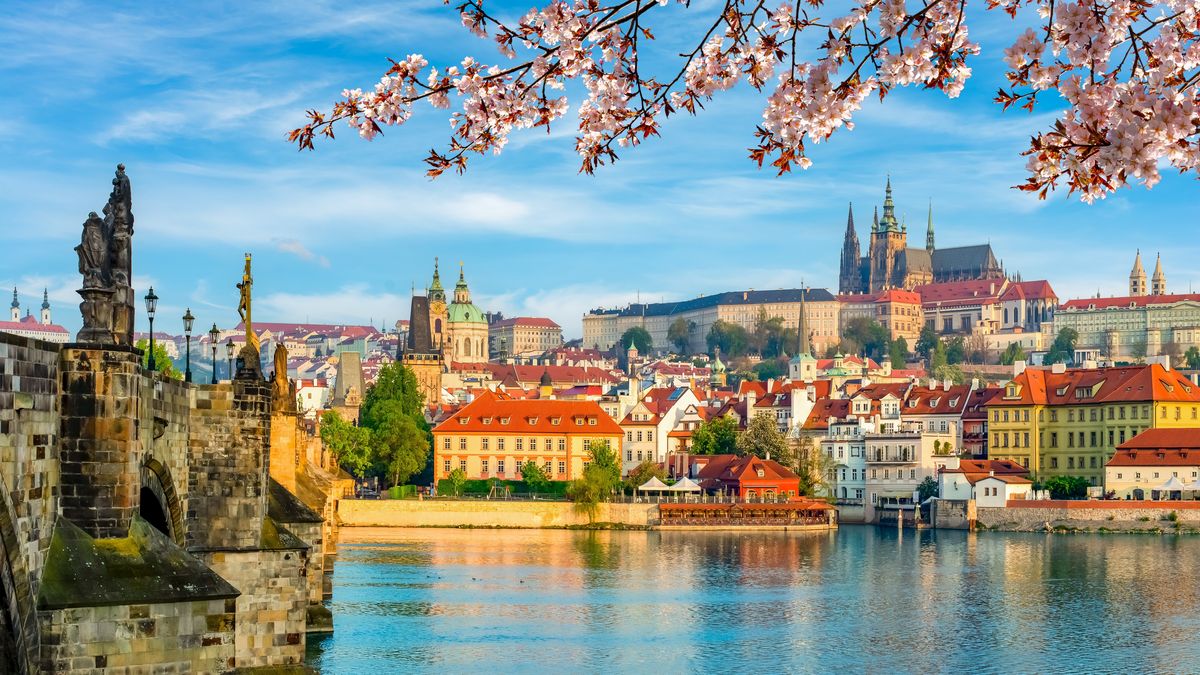 Destefanis Travel: el circuito propone un viaje completo que une la elegante Viena, el encanto bohemio de Praga, la vitalidad de Budapest, el espíritu medieval de Cracovia, el carácter medieval de Varsovia y el ímpetu cosmopolita de Berlín.