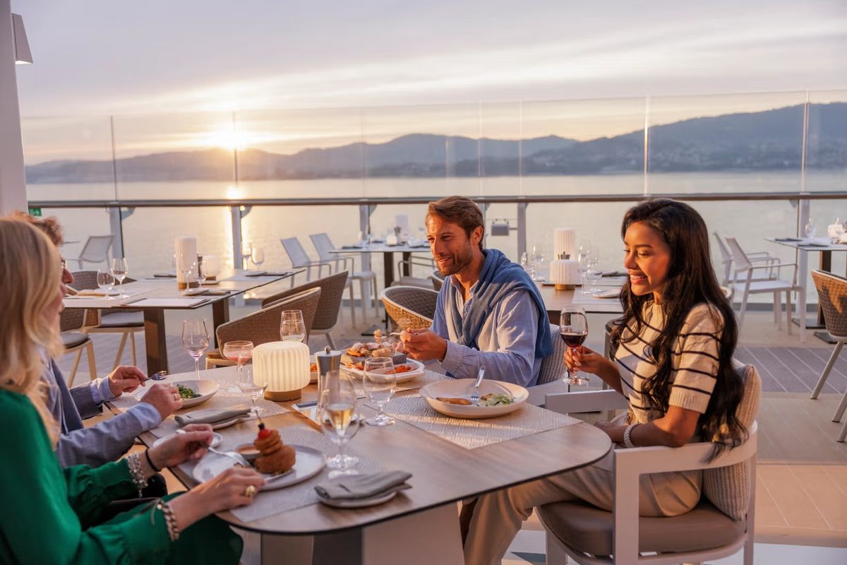 Dentro del portafolio de Deluxe Reps, Silversea destaca por sus itinerarios de vuelta al mundo, ofreciendo la oportunidad de explorar varios continentes con estancias prolongadas en puertos y un servicio excepcional.