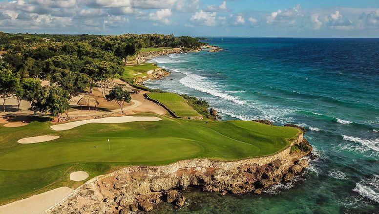 Casa de Campo Resort & Villas sigue desarrollándose y ofreciendo un alto nivel de servicio a sus huéspedes con tres aclamados campos de golf diseñados por Pete Dye, una extensa Marina & Yacht Club con 370 amarres, un renombrado club de polo y equitación, y un amplio club de tiro.
