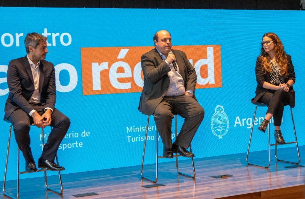 Matías Lammens, Pablo Ceriani y María Jimena López, secretaria de Gestión del Ministerio de Transporte, durante la presentación de la Tempora de Verano de Aerolíneas Argentinas.