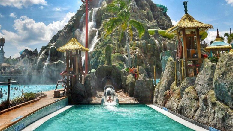 Universal Volcano Bay, en Universal Orlando Resort, invita a una aventura nocturna única.&nbsp;