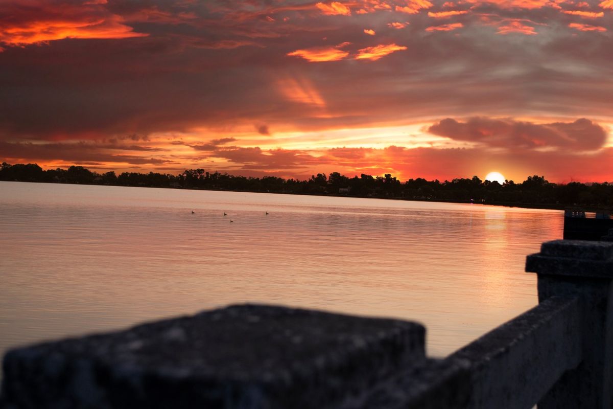 Vacaciones de invierno: vista del atardecer en la Laguna del Monte que es el principal atractivo de San Miguel del Monte.