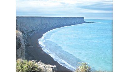 Los acantilados cercanos a la caleta Valdés regalan imágenes insospechadas.
