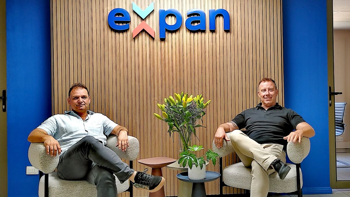 Alfonso Hartard y Eugenio Cox muestran las renovadas oficinas de Expan Tours. - Ladevi Medios y Soluciones Alfonso Hartard y Eugenio Cox muestran las renovadas oficinas de Expan Tours.
