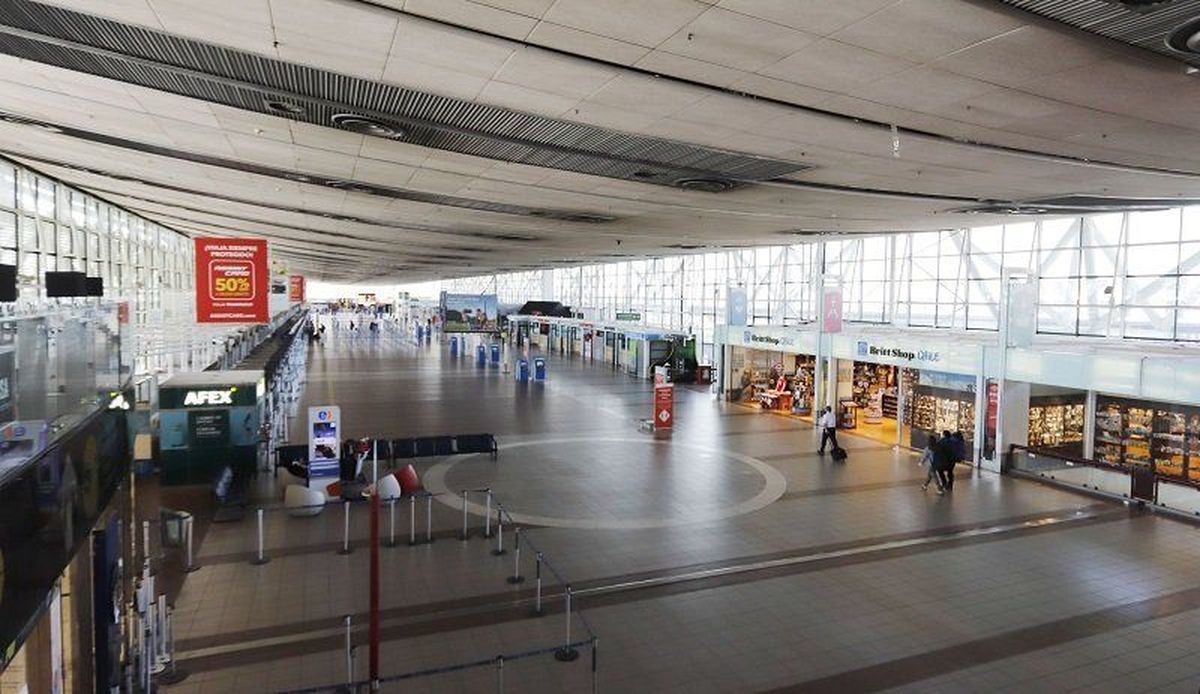 Nuevo Pudahuel argumenta que en la pandemia el flujo de pasajeros en el Aeropuerto de Santiago disminuyó un 90%. 
