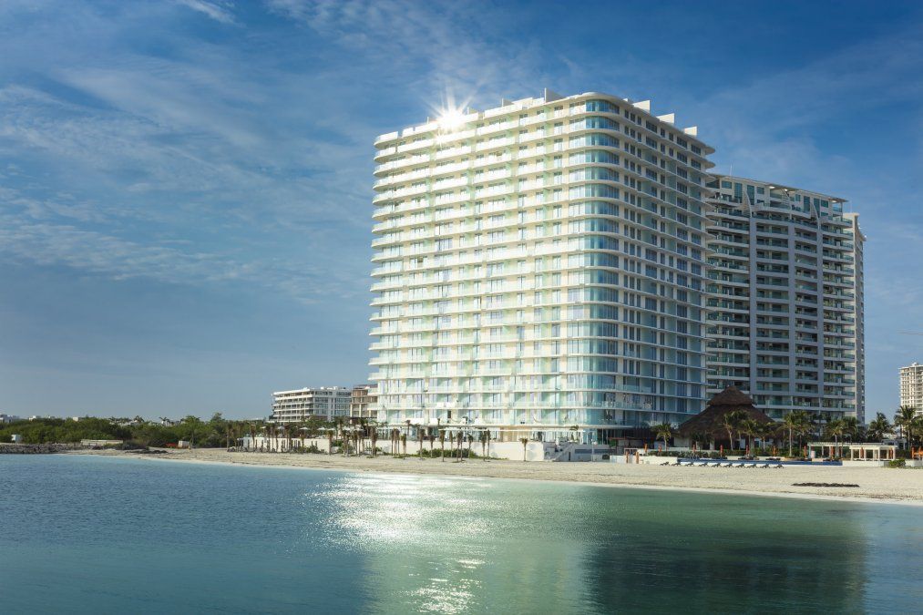 Fachada del SLS Cancún.