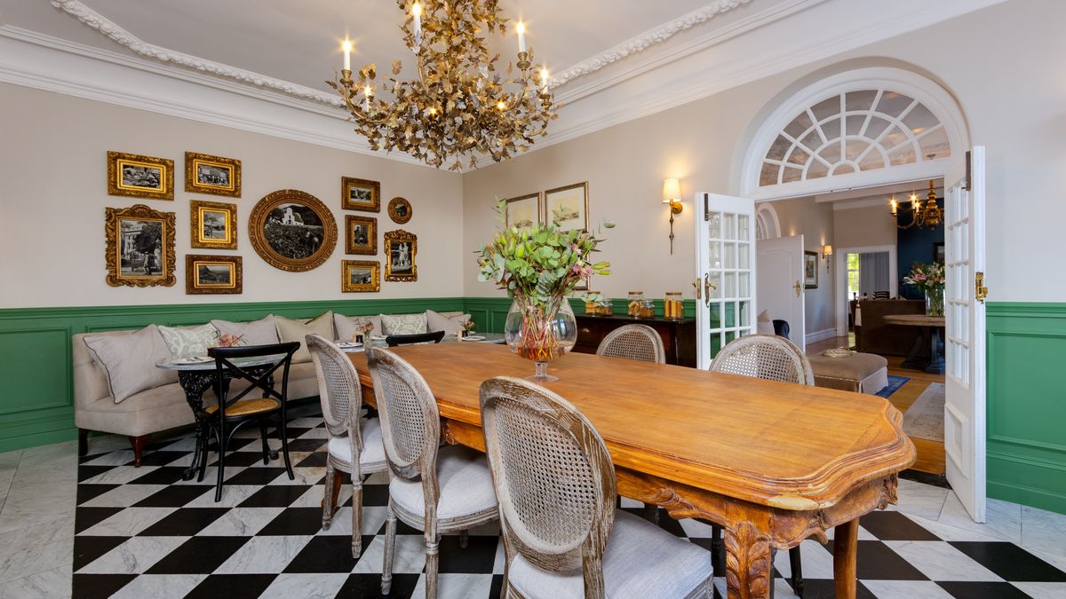 The Claremont se ubica en una majestuosa mansi&oacute;n de estilo renacentista holand&eacute;s.