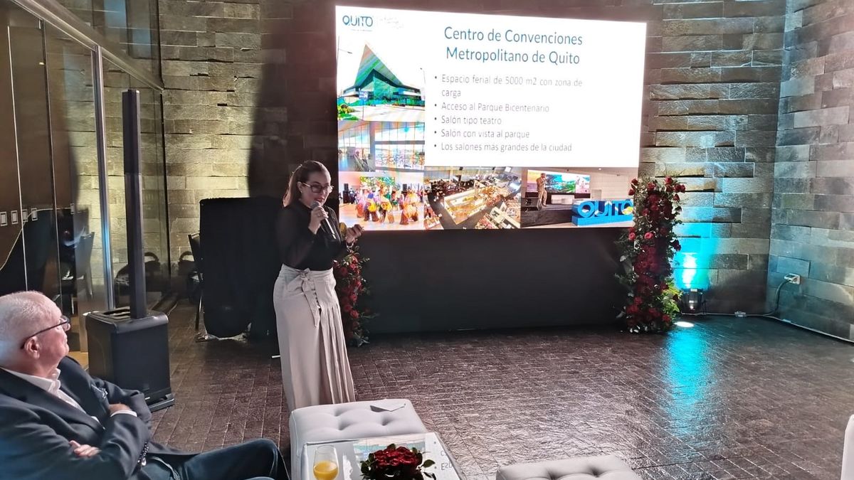 Irene Guijarro exponiendo las caracter&iacute;sticas del nuevo Centro de Convenciones de Quito.