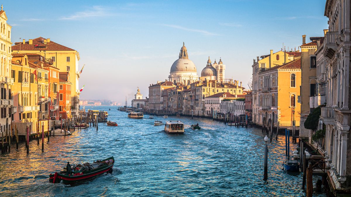 Italia ocupa un lugar destacado dentro del itinerario de Destefanis Travel con tres destinos imprescindibles: Venecia, Florencia y Roma, ciudades que concentran extraordinarios patrimonios artísticos e históricos.