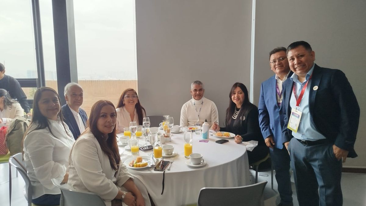 Expositores peruanos y agentes de viajes colombianos en la capacitación de Asotur Perú y PromPerú.