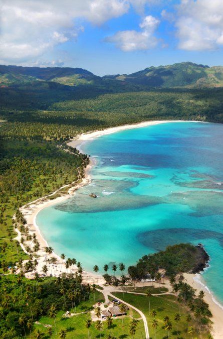 La Playa Rincón de Samaná fue clasificada por Condé Nast Traveler como una de las diez playas más bellas del mundo.