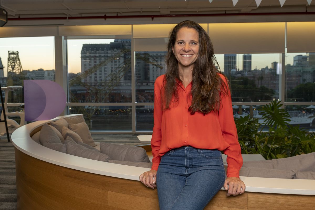 Estamos trabajando con las cámaras de Turismo para que se elimine el impuesto PAIS, indicó Paula Cristi, de Despegar, para seguir: Si el Gobierno de Javier MIlei flexibiliza las restricciones impositivas para viajar al exterior, la industria se desarrollará mucho mejor.