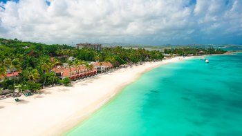 SANDALS. Reaperturas en Antigua y Jamaica