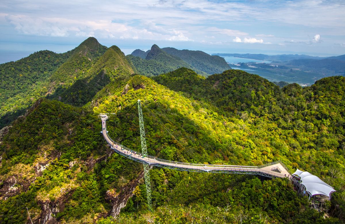 Puente colgante en las monta&ntilde;as de Langkawi.