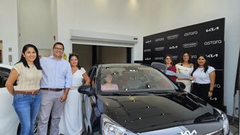 Volando Viajes concretó la entrega del KIA Soluto a Ruth Alva de Royal Dreams.