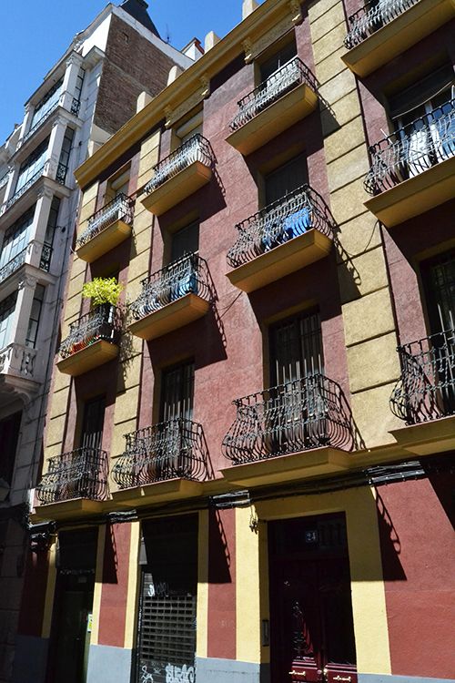 Chueca, Malasaña y La Latina son barrios donde el ambiente joven y bohemio se convierte en protagostina del pulso diario de la ciudad.