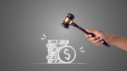 Empresarios, sindicatos y el Gobierno reaccionan de manera diversa ante la suspensión provisional del decreto del salario mínimo 2026.