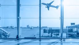 IATA sostiene que la biometría, los servicios digitales y espacios pensados para nuevas necesidades ya transforman la experiencia aeroportuaria.