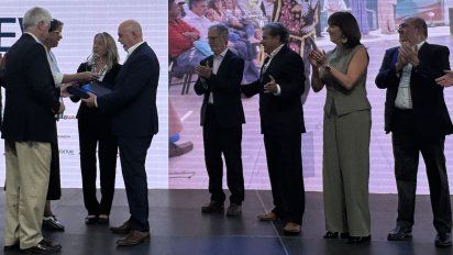 La subsecretaria de Turismo, Verónica Pardo y el presidente de ACHET y de VYVA, Guillermo Correa, entregan el Reconocimiento a la Trayectoria VYVA 2025 a Claudia González y Gonzalo Yrurtia, directores de Ladevi Medios y Soluciones. La subsecretaria de Turismo, Verónica Pardo y el presidente de ACHET y de VYVA, Guillermo Correa, entregan el Reconocimiento a la Trayectoria VYVA 2025 a Claudia González y Gonzalo Yrurtia, directores de Ladevi Medios y Soluciones.