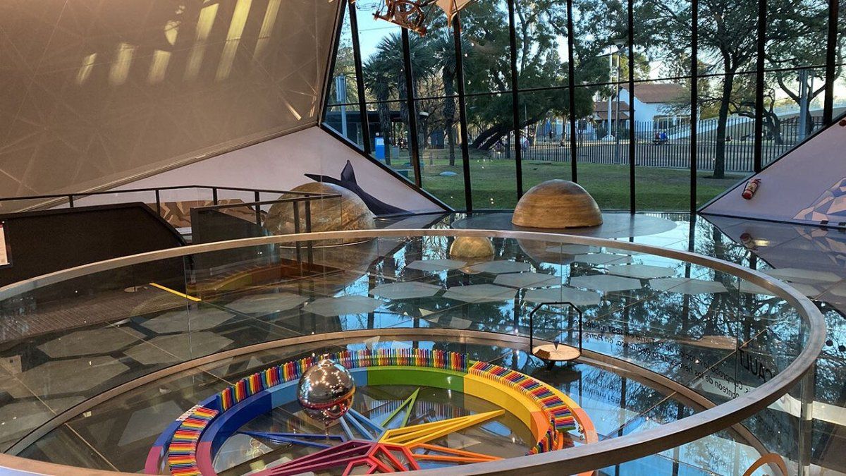 Plaza Cielo Tierra: un edificio maravilloso para pasear con niños. 