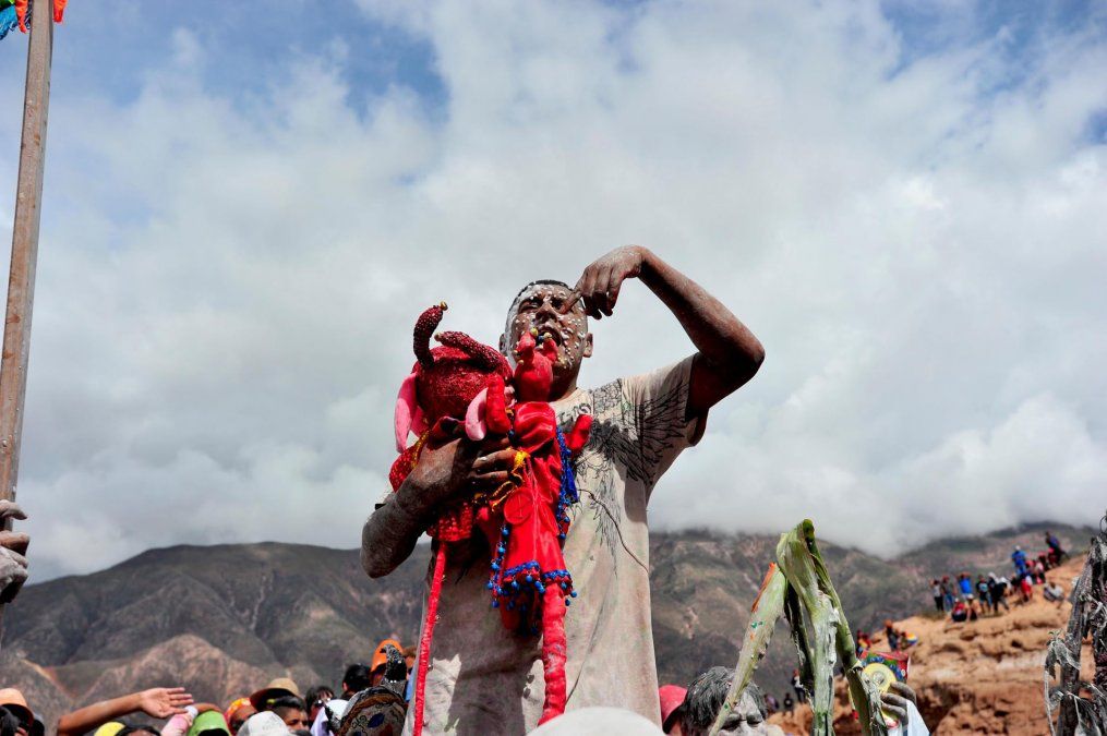 El desentierro del diablo es dentro de las tradiciones de Jujuy el símbolo del inicio del Carnaval de Humahuaca.