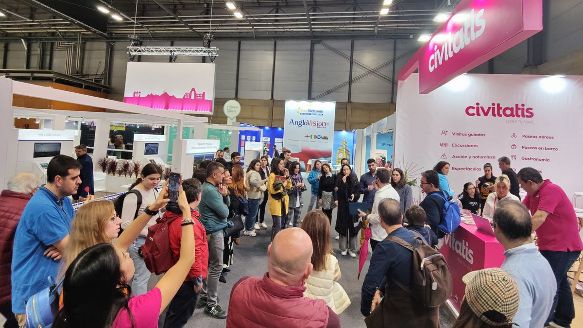 Participantes del free tour de Civitatis recorren distintos pabellones de FITUR durante una edición anterior de la iniciativa en IFEMA